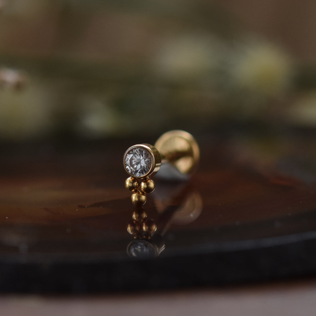 Goldener Zirkon Kugel Stecker