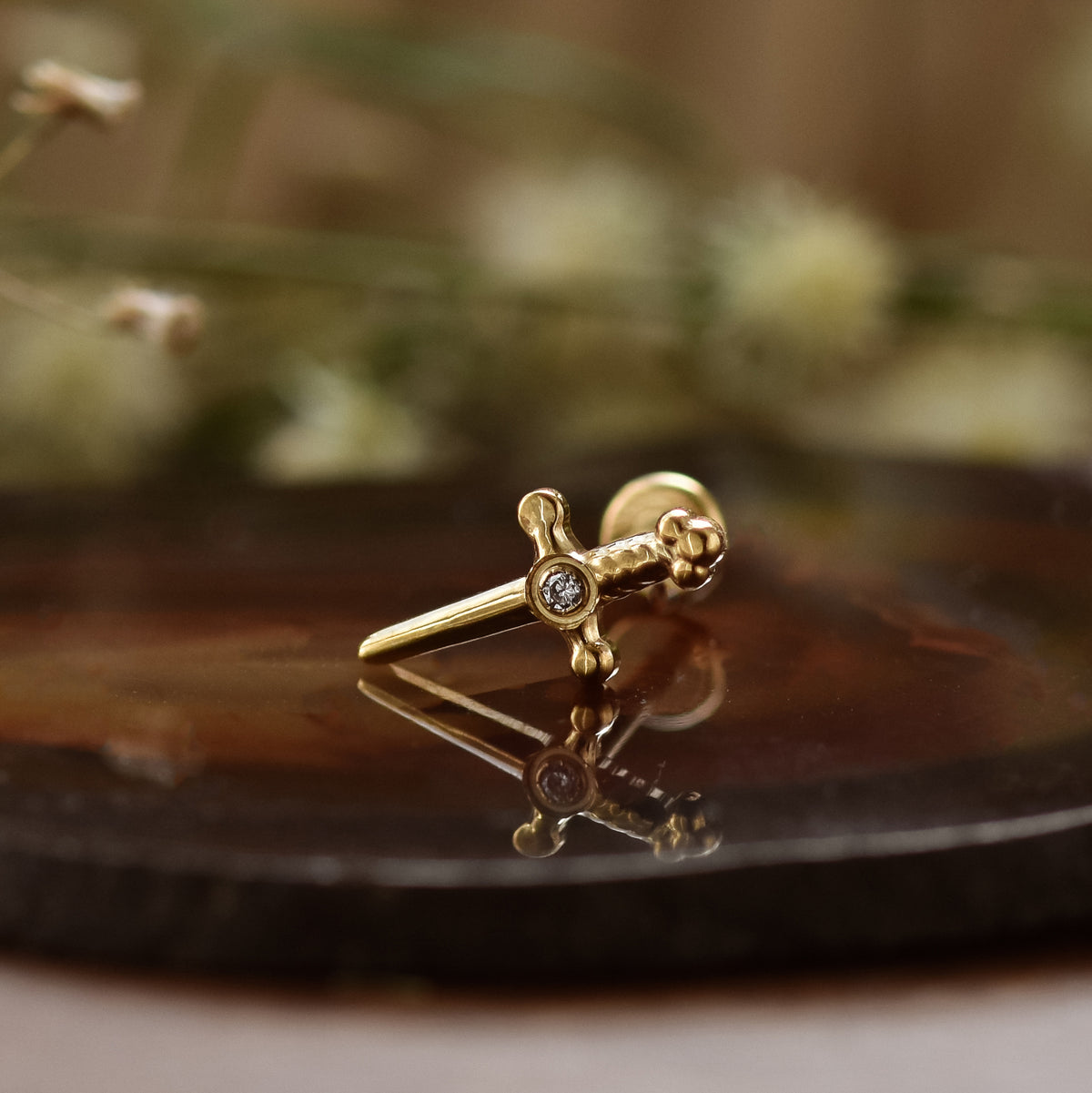 Goldener Dolch Piercing Stecker
