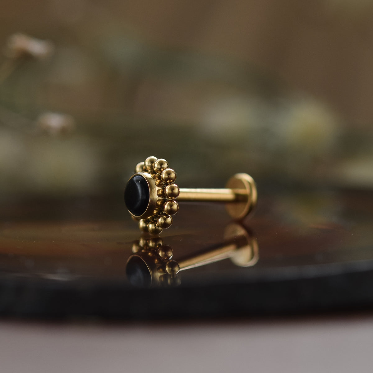 Goldener Tribal Blumen Stecker